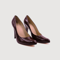 Violet patent leather leather women shoe with pointed heel.