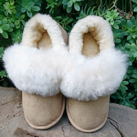 Slippers shoe with alpaca border