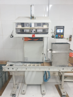 Vacuum packaging equipment